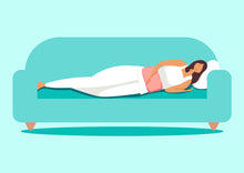 Carregar imagem no visualizador da galeria, Ilustração de pessoa com almofada de sementes deitada num sofa