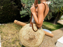 Carregar imagem no visualizador da galeria, Yogini com tapete viagem yoga em cortiça na sua carteira - tons terra