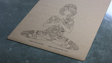 Carregar imagem no visualizador da galeria, Tapete de yoga em cortiça com desenho de uma yogini a meditar