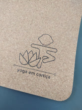 Carregar imagem no visualizador da galeria, Grande plano - Tapete de Yoga em cortiça para crinaças. Logotipo com uma flor de lotus e uma criança a fazer vrikshasana/postura da árvore .