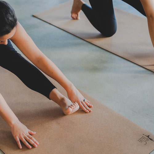 Tapete Yoga em cortiça longo - Alongamento da zona posterior da perna em contexto de aula