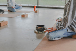Tapete Yoga em cortiça - cena de meditação em aula de yoga