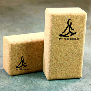 Dois blocos de yoga em cortiça com logotipo fictício de "my yoga school"