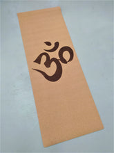 Load image into Gallery viewer, Tapete Yoga em cortiça com grande símbolo OM impresso no centro. Vista completa