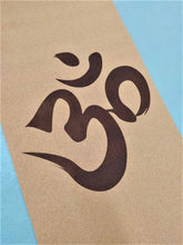 Carregar imagem no visualizador da galeria, Tapete Yoga em cortiça com grande símbolo OM impresso no centro