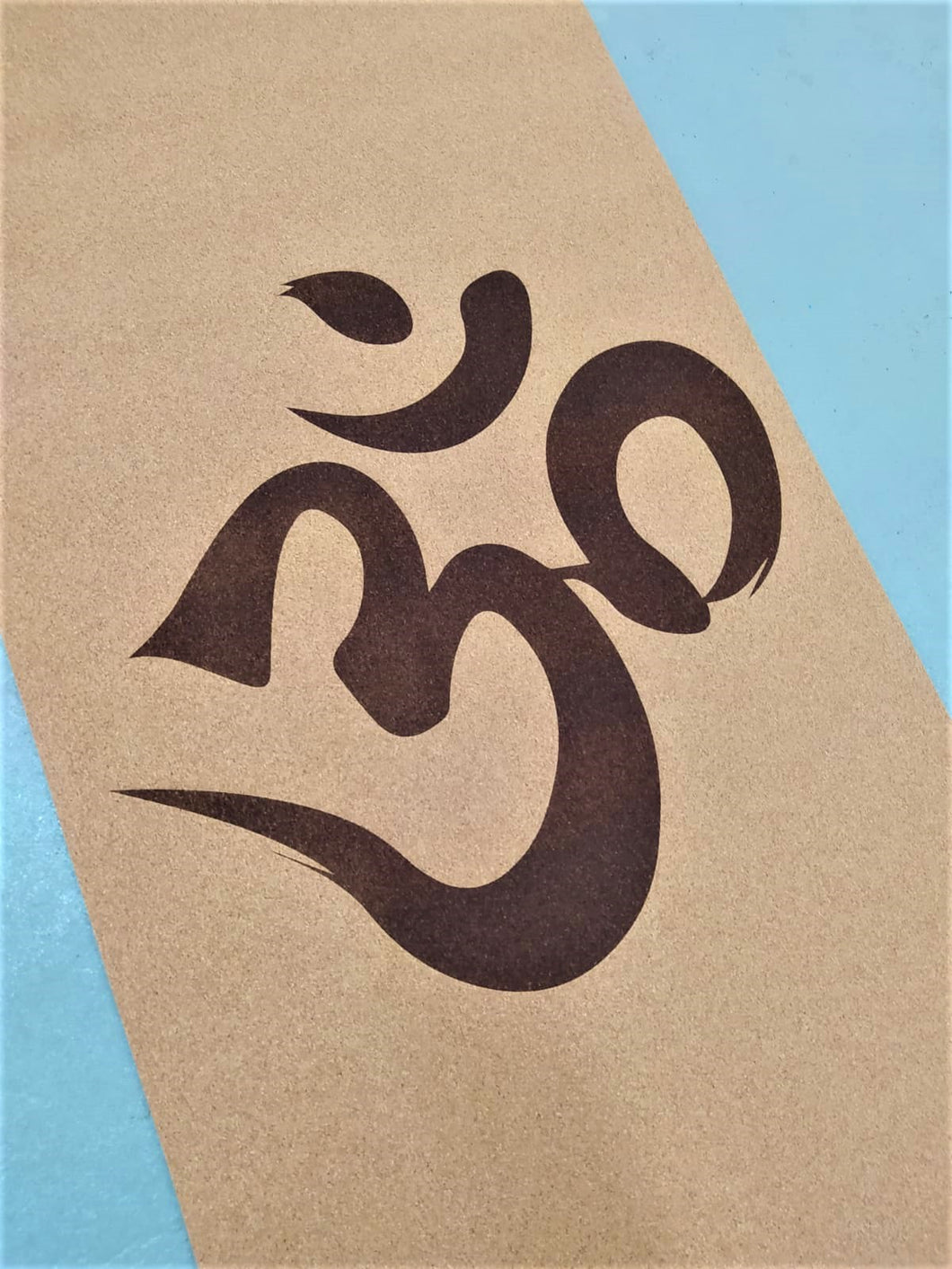 Tapete Yoga em cortiça com grande símbolo OM impresso no centro