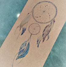 Load image into Gallery viewer, Tapete Yoga em cortiça com estampado de um colorido espanta espíritos. Imagem aclarada