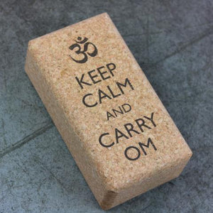 Bloco de yoga em cortiça com inscrição "Keep Calm and Carry OM"