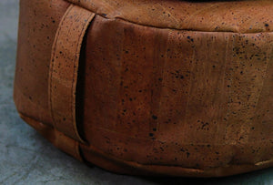 close up de almofada de meditação em cortiça em tom castanho escuro