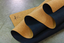 Load image into Gallery viewer, Mat Yoga em cortiça - três ondulados e logo em destaque