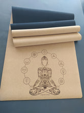 Load image into Gallery viewer, Tapete Yoga em Cortiça com desenho de yogini rodeada por bolhas com desenhos de elementos