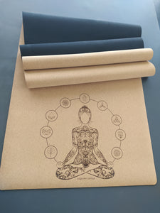 Tapete Yoga em Cortiça com desenho de yogini rodeada por bolhas com desenhos de elementos